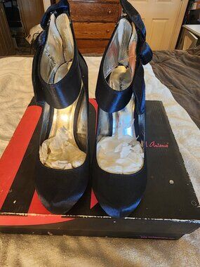 Size 7 Michael Antonio womens shoes
